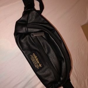 FANNY PACK. ADIDDAS.FASHION STYLISH.